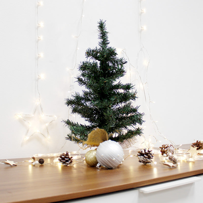 Pose de lumières fêtes de Noël.Installation dans sapins et arbres en hauteur