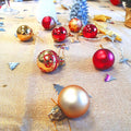 Rode en gouden kerstballen