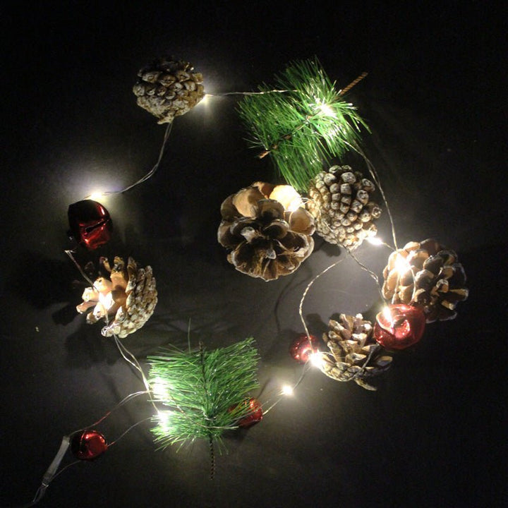 Guirlande Lumineuse Nano LED Pomme de Pin et Baie avec Grelots 1M20 12LED à piles - Blanc NEUTRE - Silumen