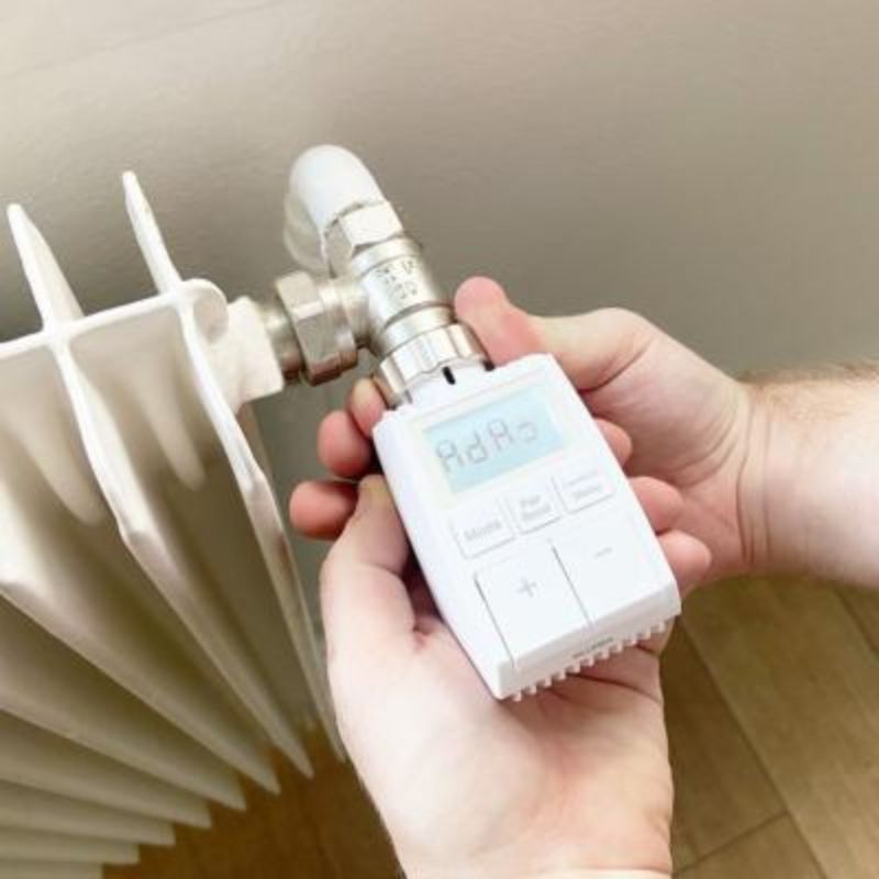 Kit de Têtes Thermostatiques Connectées Universelle avec Ecran LCD + Passerelle ZigBee (Kit 4 têtes + 1 passerelle)
